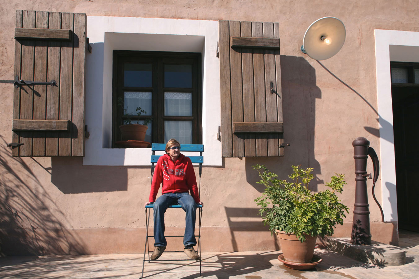 Fourtou sur chaise pliante devant la Maison du Géant Fourtou sur chaise pliante devant la Maison du Géant